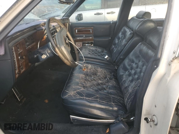 1988 Cadillac Brougham z VIN 1G6DW51Y1JR761749, wystawiony jako Copart lot #80371494 z przebiegiem 1271 mil mil oraz Tytuł czysty. Historia ofert i sprzedaży dostępna na DreamBid. Obrazek 7.