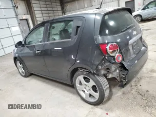 2014 Chevrolet Sonic LTZ z VIN 1G1JE6SB8E4233382, wystawiony jako Copart lot #48941115 z przebiegiem 95 876 mil mil oraz Szkoda całkowita • Salvage title. Historia ofert i sprzedaży dostępna na DreamBid. Obrazek 2.