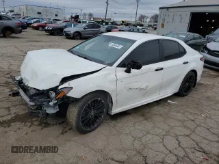 2020 Toyota Camry SE z VIN 4T1G11BK8LU018299, wystawiony jako Copart lot #50122815 z przebiegiem 56 081 mil mil oraz Szkoda całkowita • Salvage title. Historia ofert i sprzedaży dostępna na DreamBid. Obrazek 1.