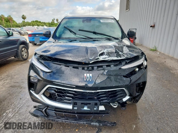 2024 Buick Encore GX Preferred z VIN KL4AMCSL7RB216831, wystawiony jako Copart lot #59699115 z przebiegiem 14 484 mil mil oraz Czysty tytuł • Clean title. Historia ofert i sprzedaży dostępna na DreamBid. Obrazek 5.