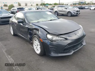 2017 Toyota 86 z VIN JF1ZNAA10H8705177, wystawiony jako IAAI lot #42239567 z przebiegiem 102 809 mil mil oraz . Historia ofert i sprzedaży dostępna na DreamBid. Obrazek 1.