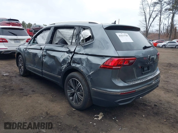 2024 Volkswagen Tiguan Wolfsburg Edition z VIN 3VV5B7AX4RM230768, wystawiony jako IAAI lot #41633709 z przebiegiem 107 mil mil oraz . Historia ofert i sprzedaży dostępna na DreamBid. Obrazek 3.