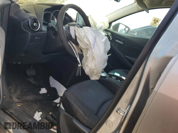 2016 Scion iA z VIN 3MYDLBZV6GY145323, wystawiony jako Copart lot #44430315 z przebiegiem 244 226 mil mil oraz Szkody całkowita. Historia ofert i sprzedaży dostępna na DreamBid. Obrazek 7.