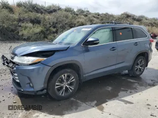 2019 Toyota Highlander LE z VIN 5TDBZRFH3KS960817, wystawiony jako Copart lot #52377955 z przebiegiem 95 348 mil mil oraz Szkoda całkowita • Salvage title. Historia ofert i sprzedaży dostępna na DreamBid. Obrazek 1.
