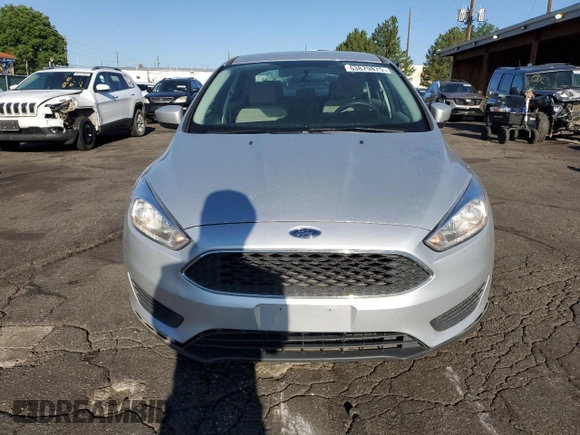 2018 Ford Focus SE z VIN 1FADP3F26JL278091, wystawiony jako Copart lot #63879875 z przebiegiem 81 984 mil mil oraz Czysty tytuł • Clean title. Historia ofert i sprzedaży dostępna na DreamBid. Obrazek 5.