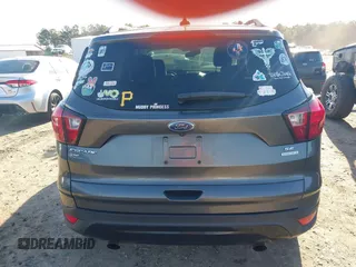 2019 Ford Escape SE z VIN 1FMCU0GD4KUA91551, wystawiony jako IAAI lot #41590151 z przebiegiem Nie podano mil oraz . Historia ofert i sprzedaży dostępna na DreamBid. Obrazek 17.