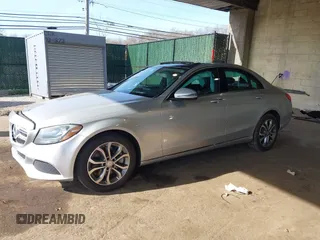 2016 Mercedes-Benz C 300 z VIN 55SWF4JB5GU176844, wystawiony jako IAAI lot #42049446 z przebiegiem 63 801 mil mil oraz . Historia ofert i sprzedaży dostępna na DreamBid. Obrazek 18.