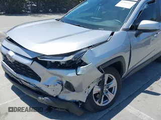 2022 Toyota RAV4 XLE z VIN 2T3W1RFV5NC213609, wystawiony jako IAAI lot #42561113 z przebiegiem 22 125 mil mil oraz . Historia ofert i sprzedaży dostępna na DreamBid. Obrazek 6.