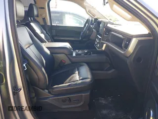 2024 Ford Expedition XLT с VIN 1FMJU1J89REA34338, выставлен на аукционе IAAI как лот 42217647 с пробегом 46 609 миль миль и . История ставок и продаж доступна на DreamBid. Изображение 5.