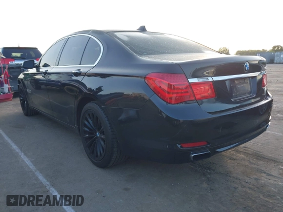2011 BMW 7 Series 740i z VIN WBAKA4C5XBC612953, wystawiony jako IAAI lot #42144964 z przebiegiem 158 898 mil mil oraz . Historia ofert i sprzedaży dostępna na DreamBid. Obrazek 3.