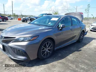2023 Toyota Camry SE z VIN 4T1G11BK8PU080789, wystawiony jako IAAI lot #41706858 z przebiegiem 48 052 mil mil oraz . Historia ofert i sprzedaży dostępna na DreamBid. Obrazek 17.