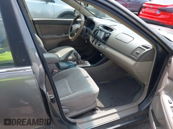 2002 Toyota Camry LE z VIN JTDBE32KX20070778, wystawiony jako IAAI lot #42389584 z przebiegiem 278 070 mil mil oraz . Historia ofert i sprzedaży dostępna na DreamBid. Obrazek 5.