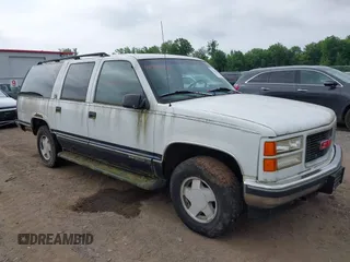 1997 GMC Suburban z VIN 3GKFK16R2VG502239, wystawiony jako IAAI lot #42521262 z przebiegiem 232 600 mil mil oraz . Historia ofert i sprzedaży dostępna na DreamBid. Obrazek 1.