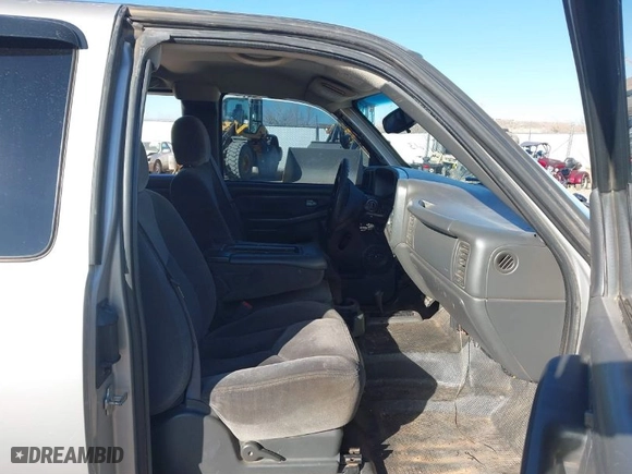 2005 GMC Sierra 1500 with VIN 2GTEK19V251302261, listed as a IAAI auction lot 41461613 with 330,365 mi miles. Bid and sale history available at carsss.com. Image 5.
