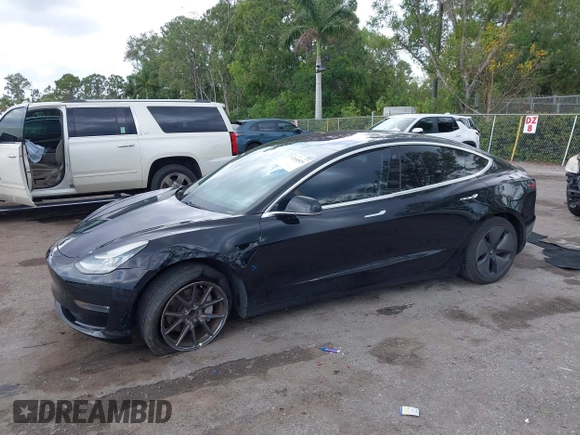 2018 Tesla Model 3 Long Range Battery z VIN 5YJ3E1EA2JF156808, wystawiony jako IAAI lot #42160829 z przebiegiem 106 258 mil mil oraz . Historia ofert i sprzedaży dostępna na DreamBid. Obrazek 2.