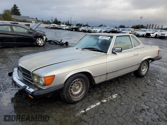 1984 Mercedes-Benz 380 SL z VIN WDBBA45A4EA012313, wystawiony jako Copart lot #44551575 z przebiegiem 105 202 mil mil oraz Czysty tytuł • Clean title. Historia ofert i sprzedaży dostępna na DreamBid. Obrazek 1.