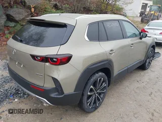 2025 Mazda CX-50 Premium z VIN 7MMVABDY2SN339010, wystawiony jako IAAI lot #42201002 z przebiegiem 36 mil mil oraz . Historia ofert i sprzedaży dostępna na DreamBid. Obrazek 4.