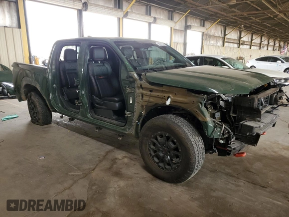 2023 Nissan Frontier Pro-4X z VIN 1N6ED1EK4PN671708, wystawiony jako Copart lot #58271305 z przebiegiem 22 906 mil mil oraz Szkoda całkowita • Salvage title. Historia ofert i sprzedaży dostępna na DreamBid. Obrazek 4.