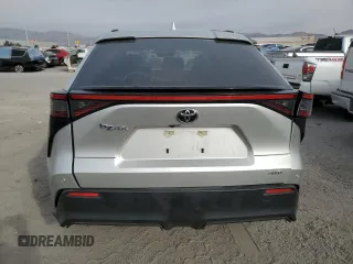 2023 Toyota bZ4X XLE z VIN JTMABACA1PA009058, wystawiony jako Copart lot #42633585 z przebiegiem 39 922 mil mil oraz Szkody całkowita. Historia ofert i sprzedaży dostępna na DreamBid. Obrazek 6.