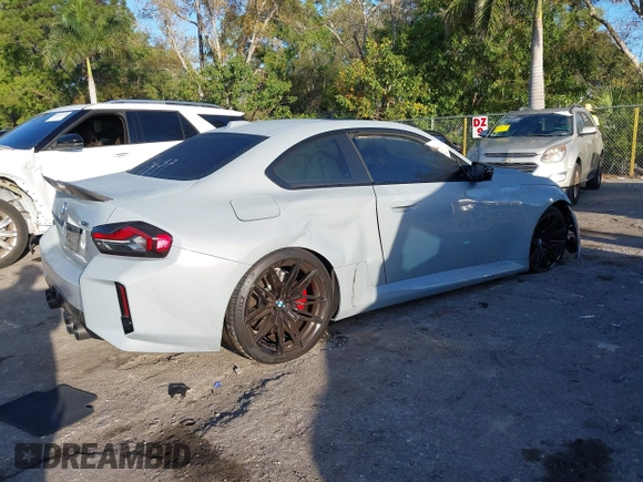 2024 BMW M2 z VIN 3MF13DM04R8E25637, wystawiony jako IAAI lot #41556777 z przebiegiem 18 810 mil mil oraz . Historia ofert i sprzedaży dostępna na DreamBid. Obrazek 4.