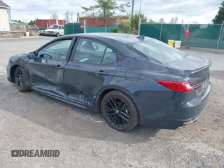 2025 Toyota Camry LE z VIN 4T1DAACK8SU111520, wystawiony jako IAAI lot #42045956 z przebiegiem 5 519 mil mil oraz . Historia ofert i sprzedaży dostępna na DreamBid. Obrazek 3.