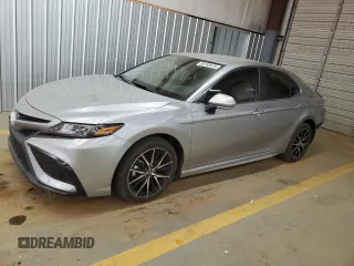 2024 Toyota Camry SE with VIN 4T1G11AK8RU909218, listed as a Copart auction lot 50193575 with 13,593 mi miles and Salvage Title. Bid and sale history available at carsss.com. Image 1.