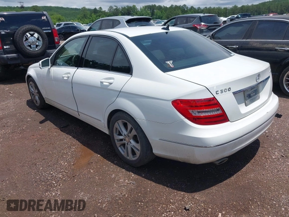 2013 Mercedes-Benz C 300 Sport z VIN WDDGF8AB1DR256537, wystawiony jako IAAI lot #42356297 z przebiegiem 111 496 mil mil oraz . Historia ofert i sprzedaży dostępna na DreamBid. Obrazek 3.