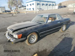 1985 Mercedes-Benz 380 z VIN WDBBA45C6FA018567, wystawiony jako Copart lot #49676645 z przebiegiem 129 320 mil mil oraz Czysty tytuł • Clean title. Historia ofert i sprzedaży dostępna na DreamBid. Obrazek 1.