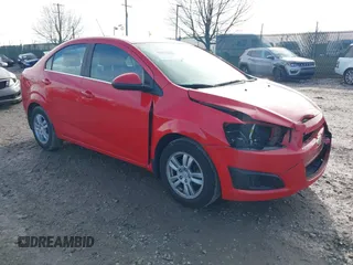 2016 Chevrolet Sonic LT z VIN 1G1JC5SGXG4175130, wystawiony jako IAAI lot #41875531 z przebiegiem 102 124 mil mil oraz . Historia ofert i sprzedaży dostępna na DreamBid. Obrazek 1.