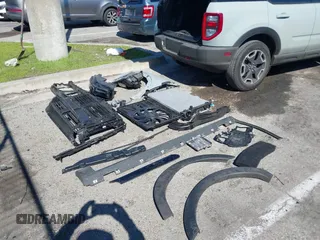 2024 Ford Bronco Sport Outer Banks z VIN 3FMCR9C60RRE22396, wystawiony jako IAAI lot #41671001 z przebiegiem 8 733 mil mil oraz . Historia ofert i sprzedaży dostępna na DreamBid. Obrazek 19.