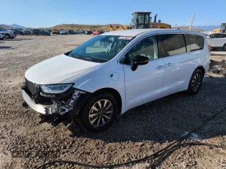 2024 Chrysler Pacifica Hybrid Select z VIN 2C4RC1S78RR123711, wystawiony jako Copart lot #55967745 z przebiegiem 12 042 mil mil oraz Nie do naprawy. Historia ofert i sprzedaży dostępna na DreamBid. Obrazek 1.