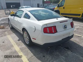 2012 Ford Mustang Premium z VIN 1ZVBP8AMXC5271916, wystawiony jako IAAI lot #42187185 z przebiegiem 103 379 mil mil oraz . Historia ofert i sprzedaży dostępna na DreamBid. Obrazek 3.