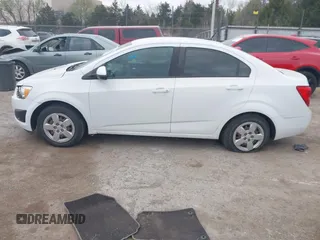 2014 Chevrolet Sonic LS z VIN 1G1JA5SH9E4180377, wystawiony jako IAAI lot #41839198 z przebiegiem 156 357 mil mil oraz . Historia ofert i sprzedaży dostępna na DreamBid. Obrazek 14.