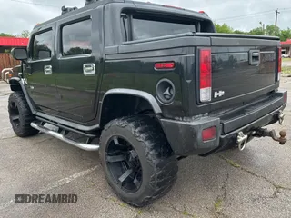 2005 Hummer H2 SUT z VIN 5GRGN22U15H123289, wystawiony jako Copart lot #55254575 z przebiegiem 161 105 mil mil oraz Tytuł czysty. Historia ofert i sprzedaży dostępna na DreamBid. Obrazek 3.