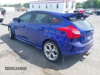 2014 Ford Focus ST z VIN 1FADP3L98EL154282, wystawiony jako IAAI lot #42290203 z przebiegiem 104 927 mil mil oraz . Historia ofert i sprzedaży dostępna na DreamBid. Obrazek 3.