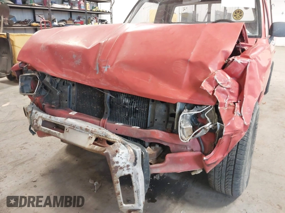 1983 Toyota Pickup z VIN JT4RN44R8D1137485, wystawiony jako IAAI lot #41741970 z przebiegiem 328 446 mil mil oraz . Historia ofert i sprzedaży dostępna na DreamBid. Obrazek 6.