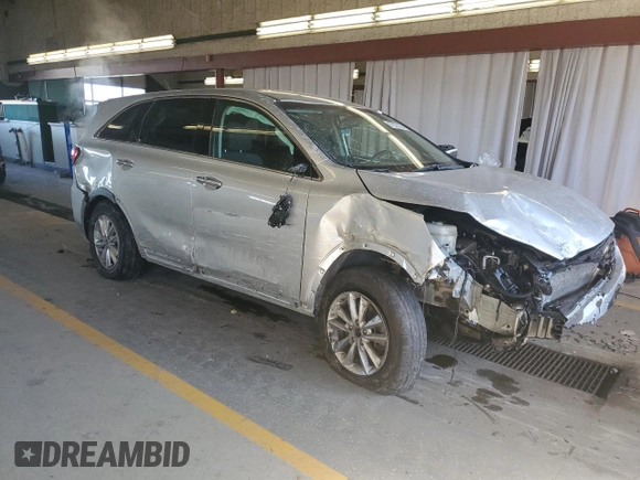 2019 Kia Sorento LX z VIN 5XYPG4A54KG480732, wystawiony jako Copart lot #87833135 z przebiegiem 102 219 mil mil oraz Szkody całkowita. Historia ofert i sprzedaży dostępna na DreamBid. Obrazek 4.