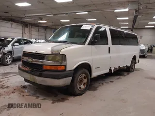 2004 Chevrolet Express Passenger z VIN 1GAHG39U641233542, wystawiony jako IAAI lot #42007195 z przebiegiem 241 963 mil mil oraz . Historia ofert i sprzedaży dostępna na DreamBid. Obrazek 2.