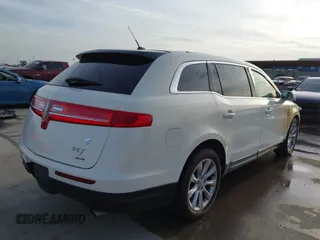 2014 Lincoln MKT EcoBoost z VIN 2LMHJ5AT3EBL50329, wystawiony jako IAAI lot #41434832 z przebiegiem 110 083 mil mil oraz . Historia ofert i sprzedaży dostępna na DreamBid. Obrazek 4.