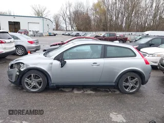 2013 Volvo C30 T5 z VIN YV1672MK7D2305755, wystawiony jako IAAI lot #40835932 z przebiegiem 93 975 mil mil oraz . Historia ofert i sprzedaży dostępna na DreamBid. Obrazek 14.