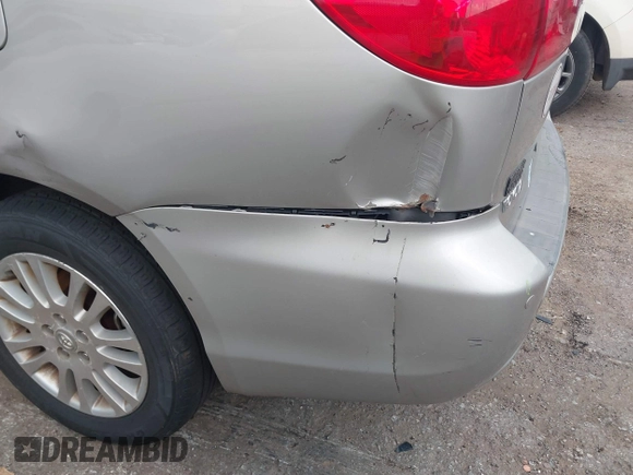 2007 Toyota Sienna XLE z VIN 5TDBK22C07S005499, wystawiony jako IAAI lot #42304686 z przebiegiem 179 721 mil mil oraz . Historia ofert i sprzedaży dostępna na DreamBid. Obrazek 15.