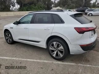 2024 Audi Q8 e-tron Premium z VIN WA14AAGE9RB024394, wystawiony jako Copart lot #69722074 z przebiegiem 18 444 mil mil oraz Szkoda całkowita • Salvage title. Historia ofert i sprzedaży dostępna na DreamBid. Obrazek 2.