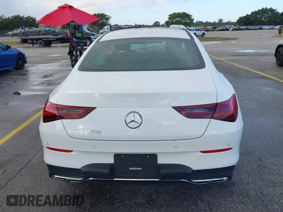 2025 Mercedes-Benz CLA 250 z VIN W1K5J4GBXSN516282, wystawiony jako IAAI lot #41092559 z przebiegiem 7917 mil mil oraz . Historia ofert i sprzedaży dostępna na DreamBid. Obrazek 16.