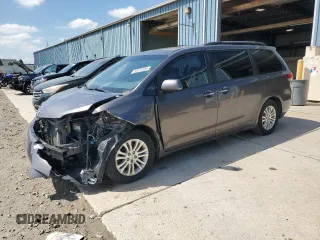 2013 Toyota Sienna XLE AAS z VIN 5TDYK3DC7DS324973, wystawiony jako Copart lot #55675355 z przebiegiem 205 309 mil mil oraz Szkoda całkowita • Salvage title. Historia ofert i sprzedaży dostępna na DreamBid. Obrazek 1.