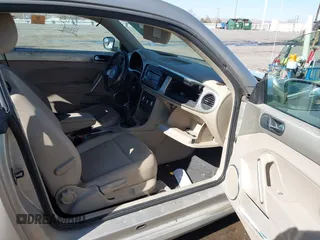 2013 Volkswagen Beetle с VIN 3VWHX7AT0DM663696, выставлен на аукционе IAAI как лот 41485832 с пробегом 111 465 миль миль и . История ставок и продаж доступна на DreamBid. Изображение 5.