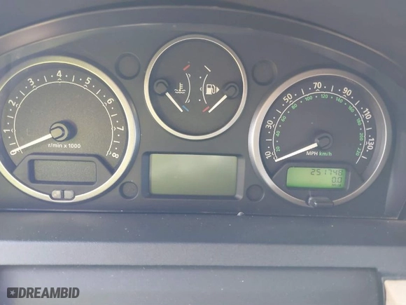 2006 Land Rover LR3 SE with VIN SALAE25476A402462, listed as a IAAI auction lot 41193417 with 251,748 mi miles. Bid and sale history available at carsss.com. Image 7.
