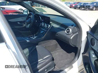 2019 Mercedes-Benz C 300 z VIN 55SWF8DB4KU285419, wystawiony jako IAAI lot #41977720 z przebiegiem 75 156 mil mil oraz . Historia ofert i sprzedaży dostępna na DreamBid. Obrazek 5.