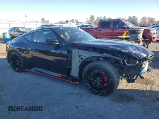 2024 Nissan Z Nismo z VIN JN1BZ4CH9RM361100, wystawiony jako Copart lot #80891074 z przebiegiem 3394 mil mil oraz Szkody całkowita. Historia ofert i sprzedaży dostępna na DreamBid. Obrazek 4.