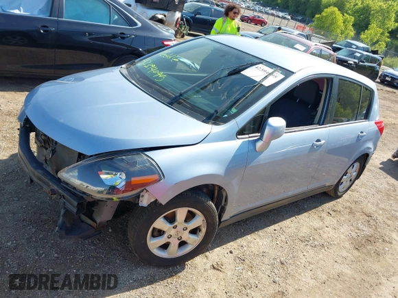 2009 Nissan Versa S z VIN 3N1BC13E29L404742, wystawiony jako IAAI lot #42394095 z przebiegiem 183 334 mil mil oraz . Historia ofert i sprzedaży dostępna na DreamBid. Obrazek 2.