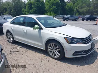 2019 Volkswagen Passat Wolfsburg Edition z VIN 1VWLA7A3XKC010173, wystawiony jako IAAI lot #39675158 z przebiegiem 111 739 mil mil oraz . Historia ofert i sprzedaży dostępna na DreamBid. Obrazek 1.